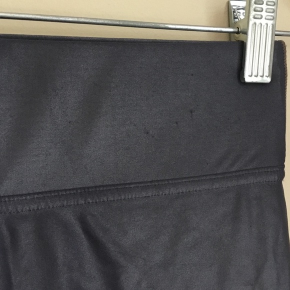 Carbon38 Metallic Shine Takara Cropped Leggings - Picture 6 of 10